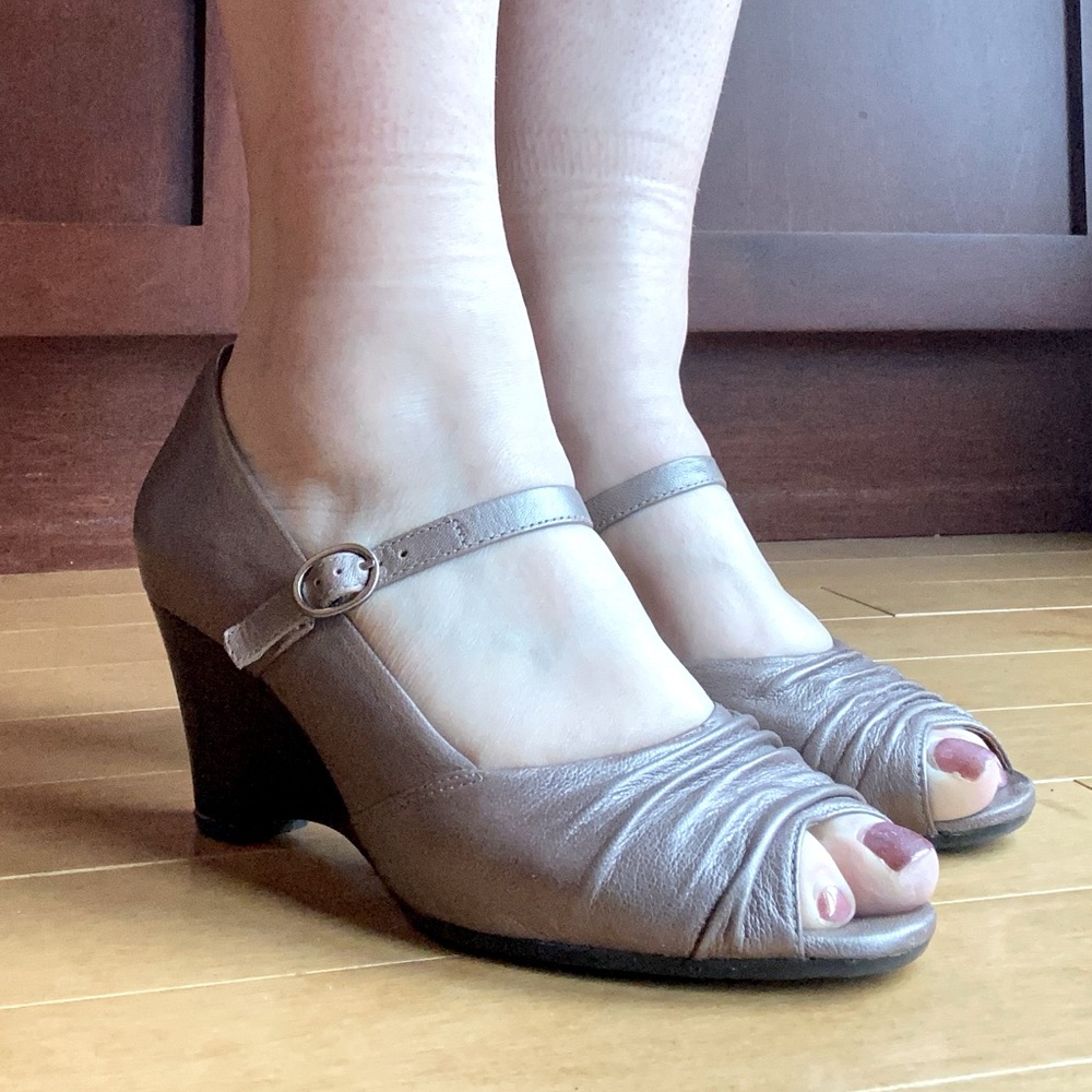 Clarks Artisan Leather Metallic Wedge Open Toe Dressy Mary Jane